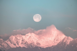 Luna llena sobre montañas