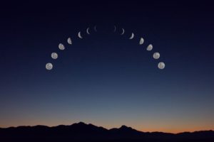 luna en distintas fases en un cielo nocturno